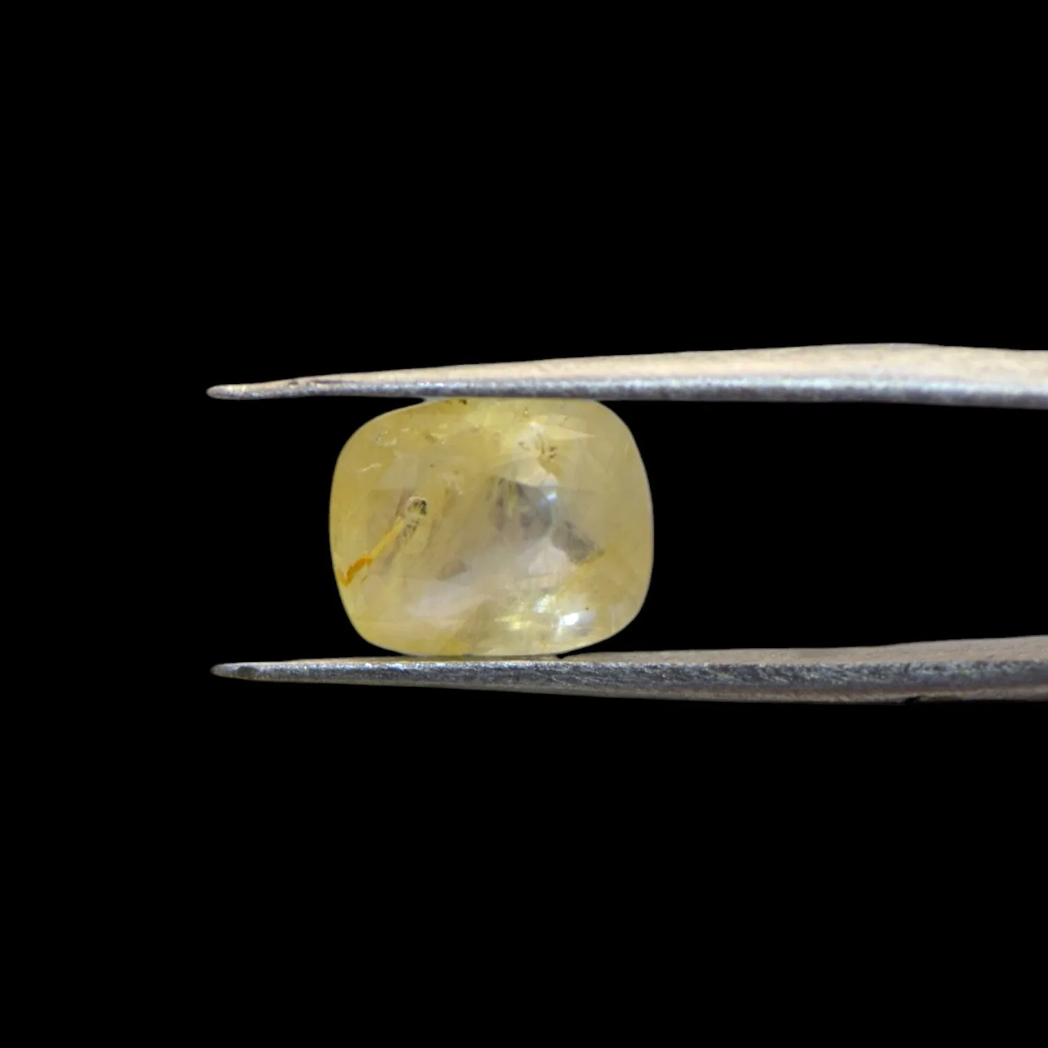 Yellow Sapphire - 4.56 Carat